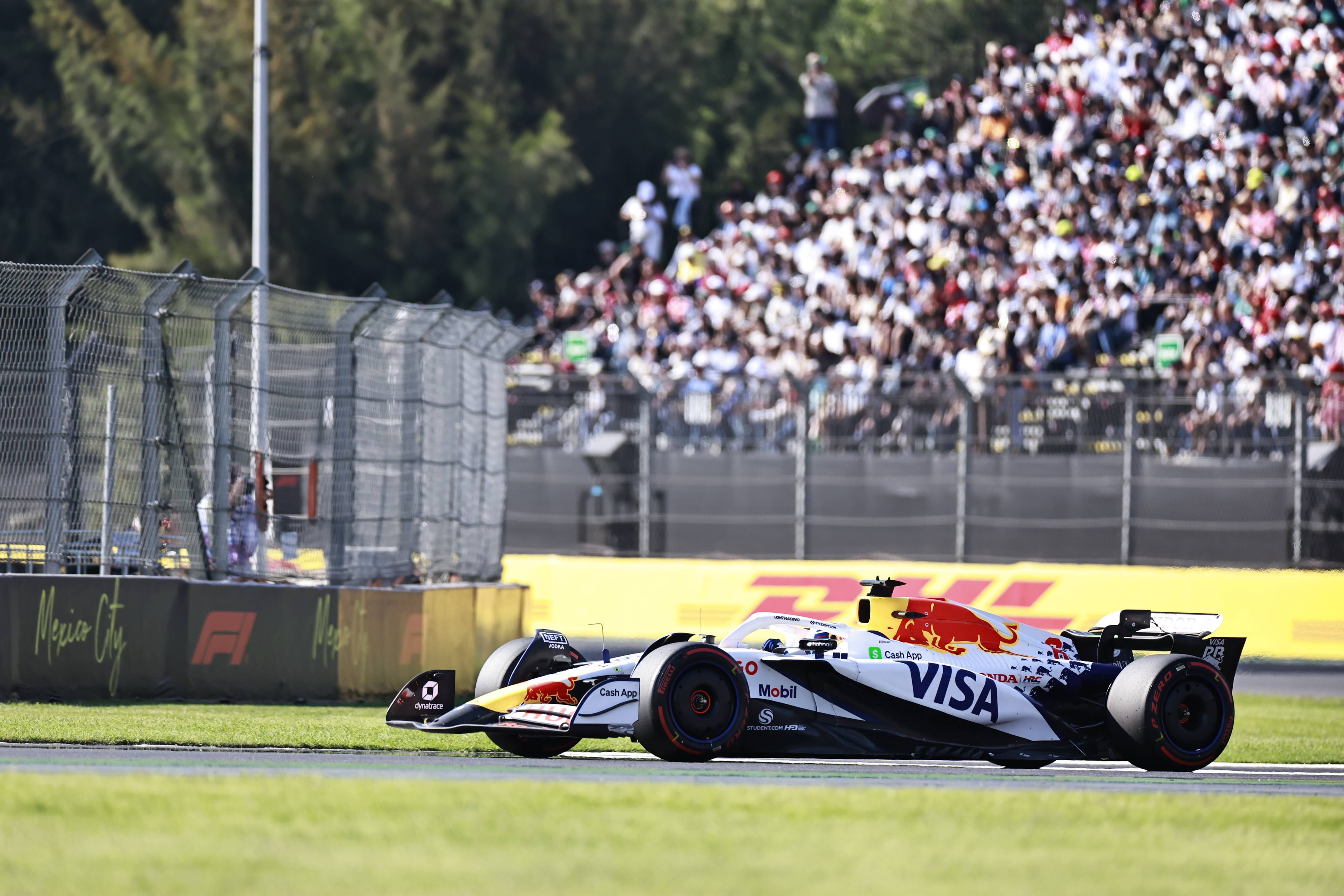 红牛二队翻盘法拉利,塞恩斯高光表现 红牛二队翻盘法拉利,塞恩斯高光表现