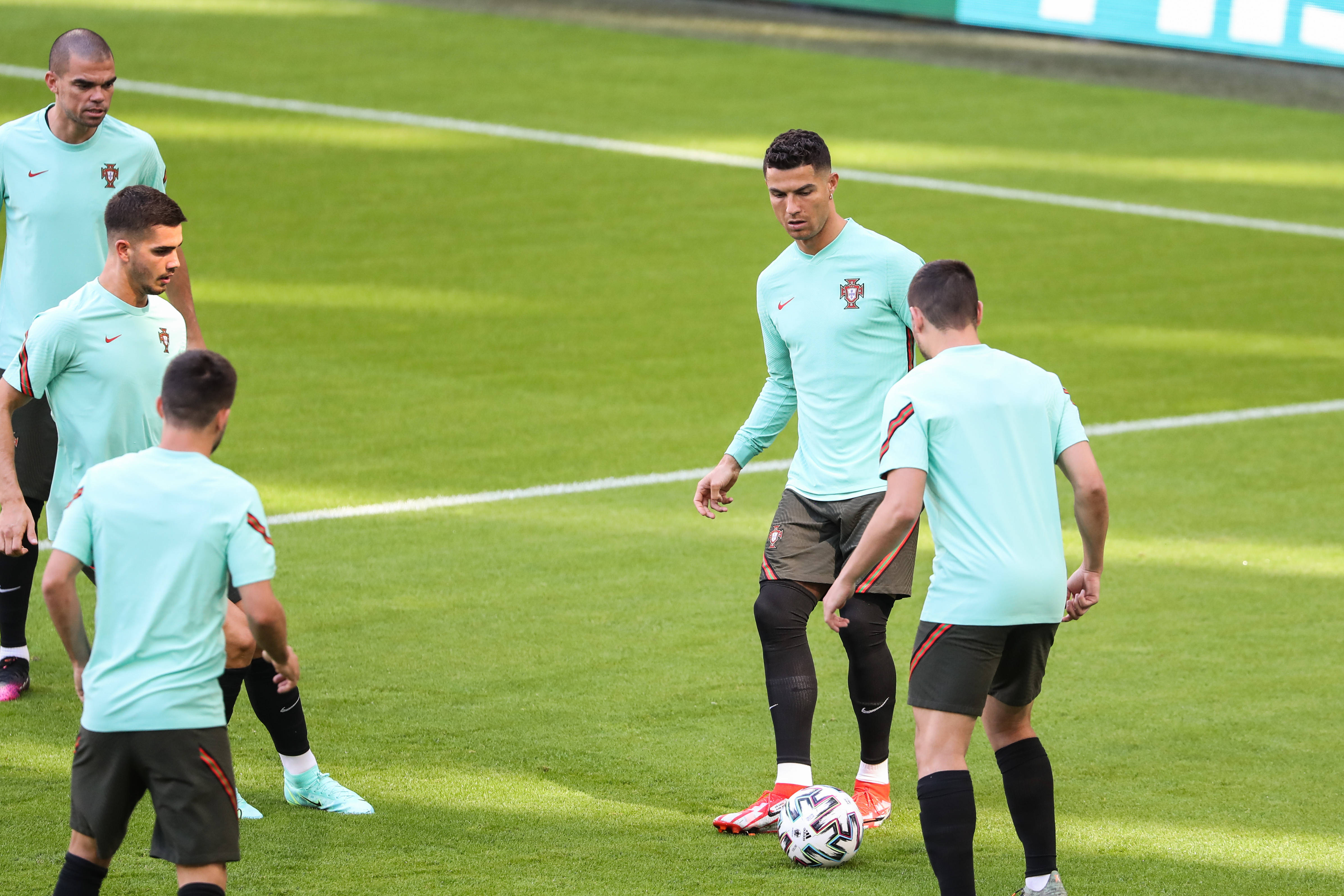 开云体育APP下载-葡萄牙里斯本竞技队球员备战